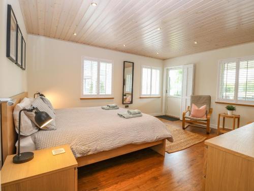 una camera con un grande letto e un soffitto in legno di The Myth a Great Yarmouth