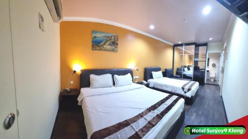 um quarto de hotel com duas camas num quarto em Hotel Sunjoy9 Klang em Klang