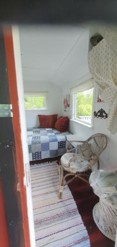 Gallery image of Sjönära ENKEL övernattningsstuga på berg med terrass, toilet in other house, outsideshower in Åkersberga