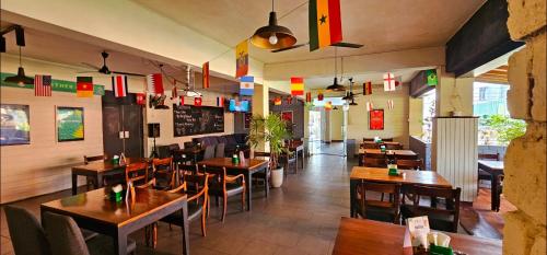 ein Restaurant mit Holztischen und -stühlen in einem Zimmer in der Unterkunft The Lion Pub & Hotel in Mount Lavinia