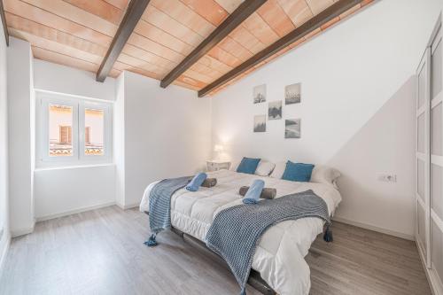 1 dormitorio con 1 cama grande y techo de madera en Serenity Villa Campanet, en Campanet