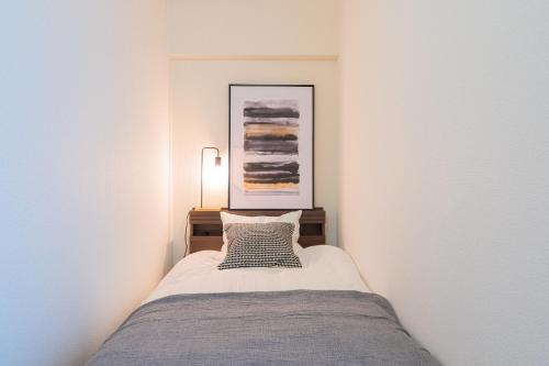 名古屋的住宿－Well-rent 名古屋丸の内，卧室配有一张挂在墙上的床铺