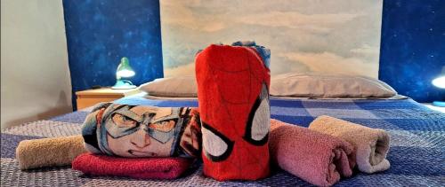 uma cama com um par de meias em cima em Apartment mYourHome em Catânia