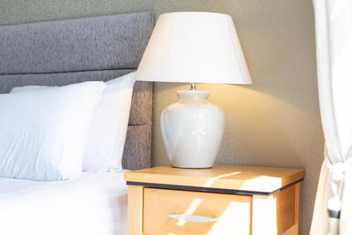 Una cama o camas en una habitación de Ballina Manor Hotel