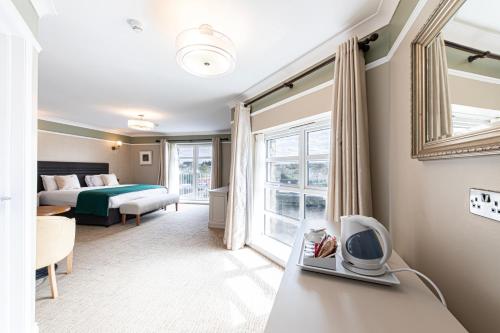 Una cama o camas en una habitación de Ballina Manor Hotel