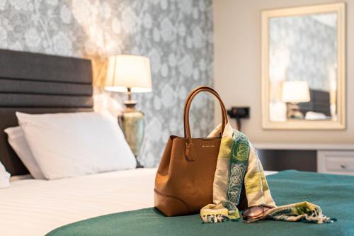 Una cama o camas en una habitación de Ballina Manor Hotel