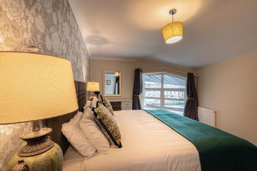 Una cama o camas en una habitación de Ballina Manor Hotel