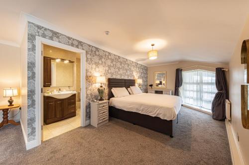 Una cama o camas en una habitación de Ballina Manor Hotel