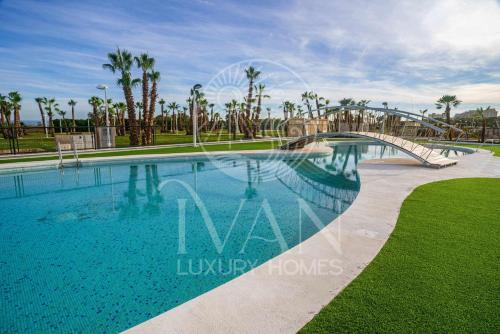 Bazén v ubytování Casa Ralf Ivan Luxury Homes 9ªPlta Sur 1ªLinea nebo v jeho okolí