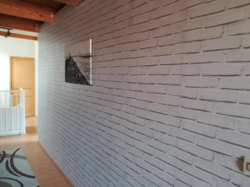 un mur en briques blanches avec une photo sur celui-ci dans l'établissement Corbieres près mer, à Vingrau