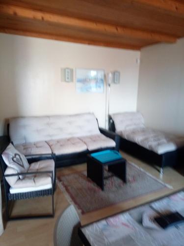 un salon avec deux lits et un canapé dans l'établissement Corbieres près mer, à Vingrau