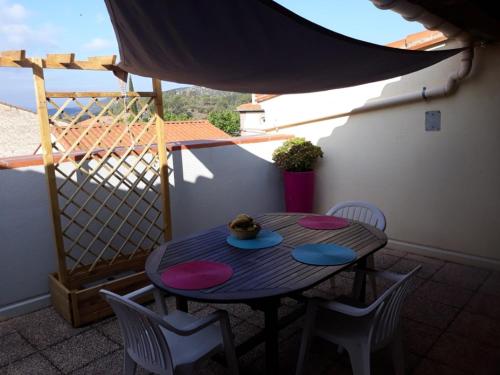 d'un balcon avec une table et des chaises. dans l'établissement Corbieres près mer, à Vingrau