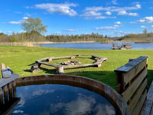 Udsigt til en flod der løber i nærheden af luksusteltet