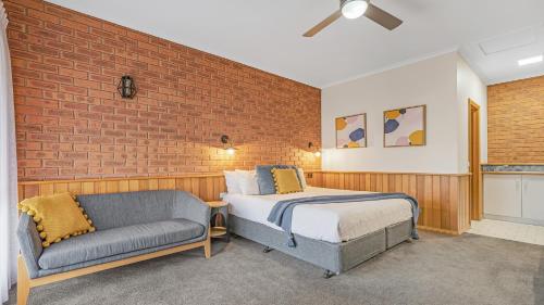 Ένα ή περισσότερα κρεβάτια σε δωμάτιο στο Golden River Motor Inn