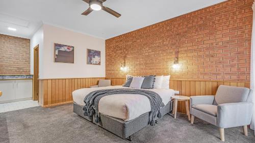 Ένα ή περισσότερα κρεβάτια σε δωμάτιο στο Golden River Motor Inn