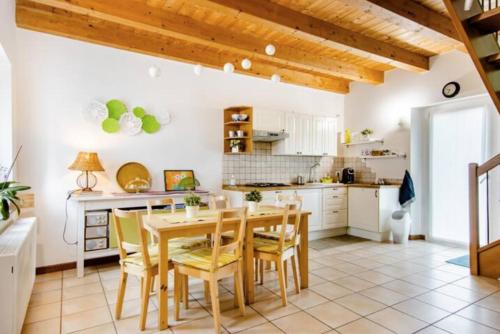 eine Küche und ein Esszimmer mit einem Tisch und Stühlen in der Unterkunft B&B Ai Tigli in Udine