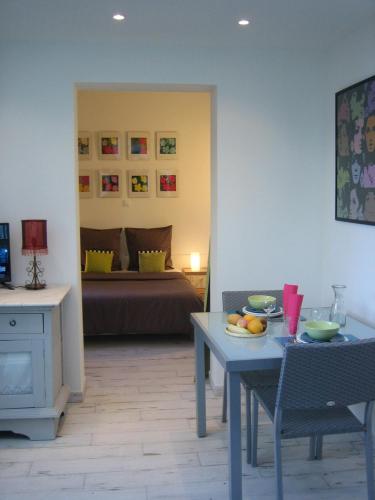 - un salon doté d'un lit et d'une table avec un sidx dans l'établissement VILLA DU GOLFE - Studio Saint Jean, à La Ciotat