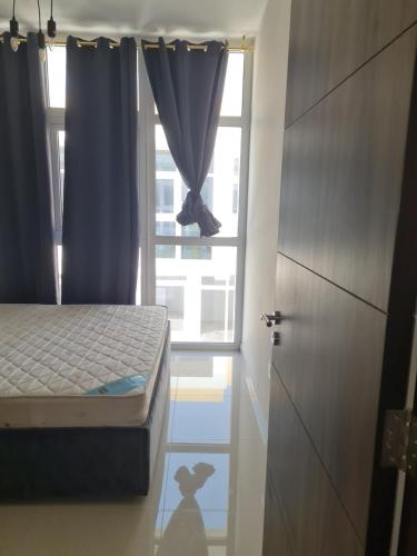 brand new villa في دبي: غرفة نوم بسرير ونافذة
