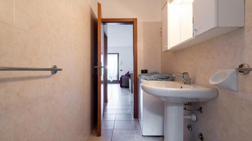 La salle de bains est pourvue d'un lavabo et d'un miroir. dans l'établissement Appartamenti Albatros, à Brenzone