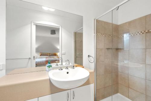 ein Bad mit einem Waschbecken und einer Dusche in der Unterkunft Otway Rest in Lorne