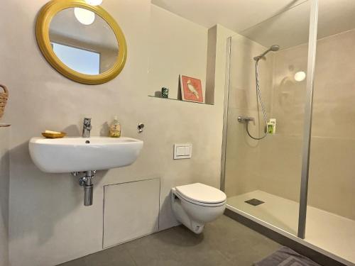 une salle de bain avec un lavabo, des toilettes et une douche dans l'établissement La petite bohême K6conciergerie, à Cassis