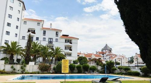 - une vue sur un bâtiment et une piscine dans l'établissement Marina Holiday House, à Quarteira