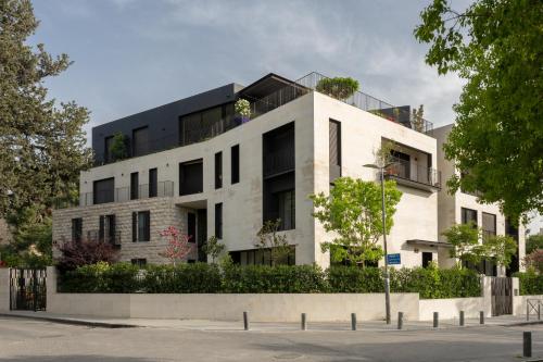 un gran edificio blanco con muchas ventanas en THE Y HOUSE, en Jerusalén