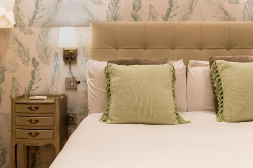 1 dormitorio con 1 cama con sábanas y almohadas blancas en Acogedor y moderno - 1Dormitorio 1Baño - Imperial en Madrid