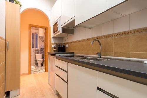 cocina con lavabo y aseo en Acogedor y moderno - 1Dormitorio 1Baño - Imperial en Madrid