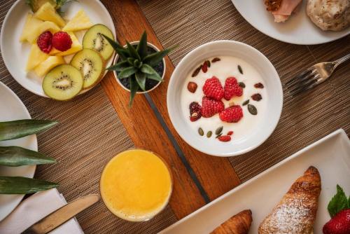 Hotel Parco في ميلانو ماريتيما: طاولة مليئة بأطباق الطعام مع الفاكهة