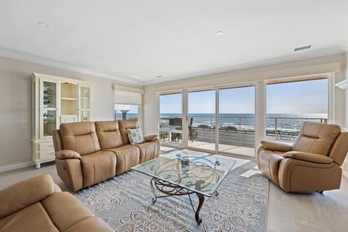 BEACH CONDO! Large 3BR - 180 ocean views, right across from the sand and downtown Carlsbad Village!
