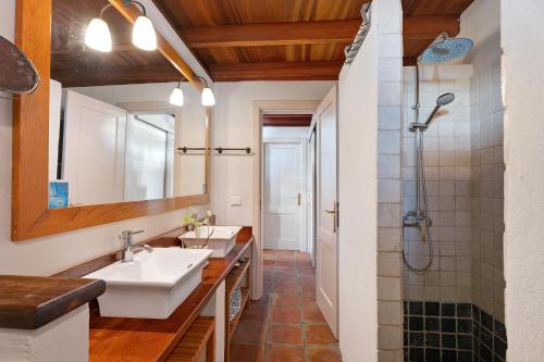 a bathroom with two sinks and a shower at Finca Los Tableros in Hermigua
