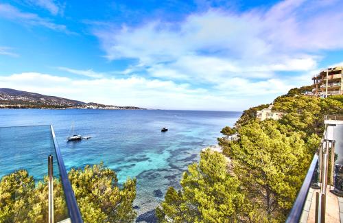 - une vue sur une étendue d'eau avec des bateaux dans l'établissement Leonardo Royal Hotel Mallorca Palmanova Bay, à Palma Nova