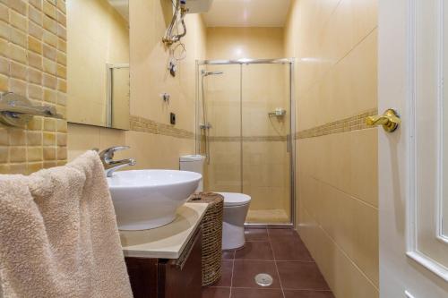 a bathroom with a sink and a toilet and a shower at Ünique Apartment Centro de Vigo in Vigo