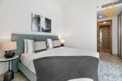 Postel nebo postele na pokoji v ubytování Keysplease Modern One Bedroom Apartment Aliyah by Azizi