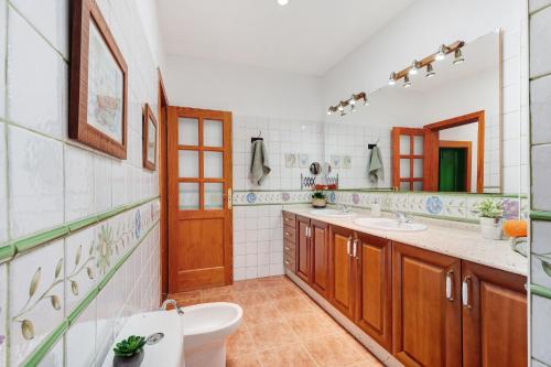 a bathroom with two sinks and a toilet at Rosa del Negro in Alojera