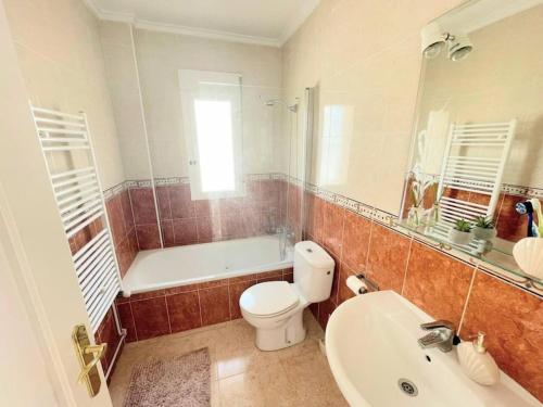 La salle de bains est pourvue d'une baignoire, de toilettes et d'un lavabo. dans l'établissement Villa Oasis, à Ciudad Quesada