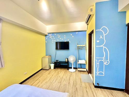 a bedroom with a blue and yellow wall at 莫蘭狄 in Taichung