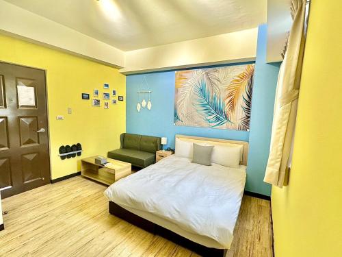 a bedroom with a bed and a couch in it at 莫蘭狄 in Taichung