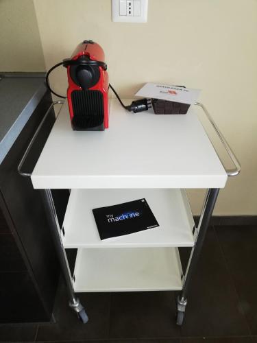a red helmet sitting on top of a white desk at Eco-Residence in Casale Monferrato