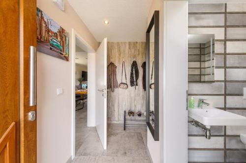 a bathroom with a sink and a mirror at Premium-Plus-Ferienhaus Havanna Select in Hasselfelde