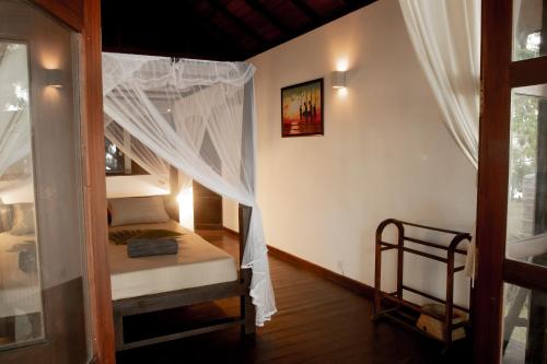 a bedroom with a bunk bed in a room at Mambo’s hotel Arugam Bay in Pottuvil