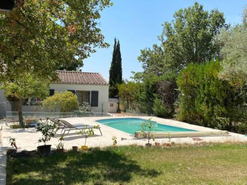 une piscine dans la cour d'une maison dans l'établissement Maisonnette à la campagne. Idéal Télétravail, à Éguilles