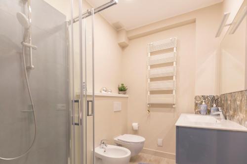 a bathroom with a shower and a toilet and a sink at Appartamento Acqua Marina, La Tua base ideale! in Portoferraio