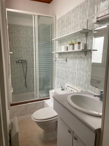 Kúpeľňa v ubytovaní Studio n•4 en plein cœur de la ville thermal