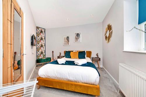 1 dormitorio con 1 cama grande en una habitación en Finest Retreats - The Regency en Harrogate