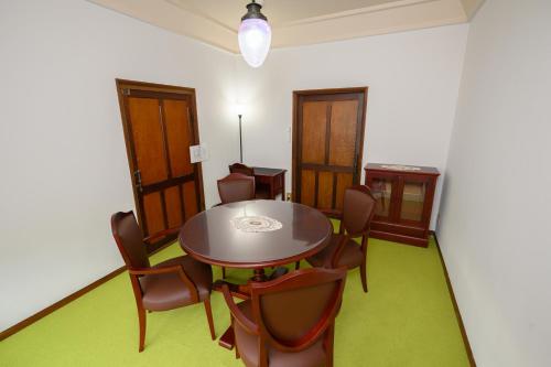 a dining room with a table and chairs at 尾道別邸 Onomichi Villa 一日一組限定の尾道の最高級宿 無料P有 supported by COCOSTAY in Onomichi