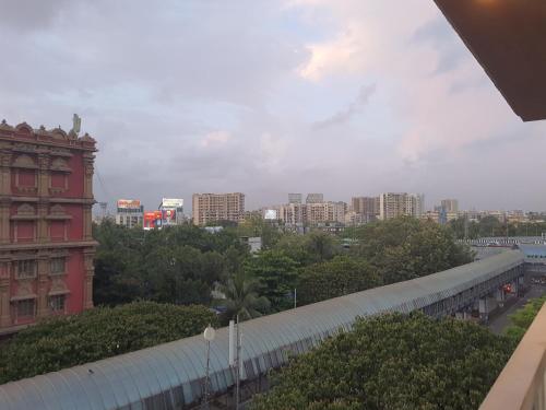 uma vista para o horizonte da cidade com um comboio em OSI Apartments Santacruz em Mumbai