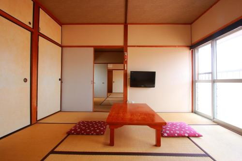 TV a/nebo společenská místnost v ubytování Family Ryokan Kawakyu with Showa Retro, private hot spring