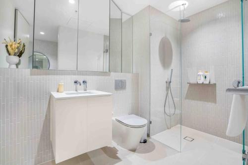 y baño con aseo, lavabo y ducha. en Glamorous 2BR Southbank home LV50! stunning view#MSQ5003, en Melbourne
